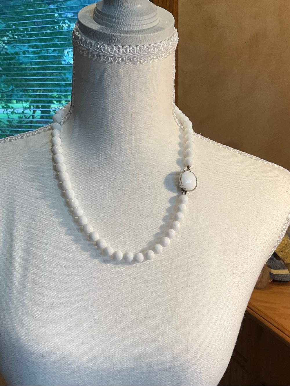 Vintage, Classic White Beaded Necklace - Elegant